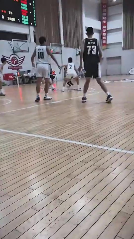 好家伙，拿起来就扣啊！现在的初中生都这么打球的吗？😲