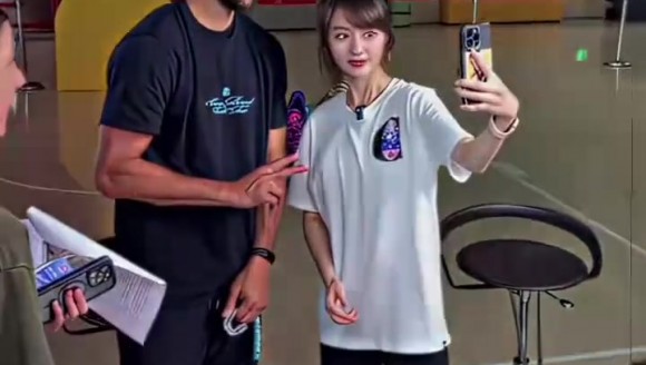 😂是你能拿捏所有类型！乔治：我的女球迷咋和别人的不一样~